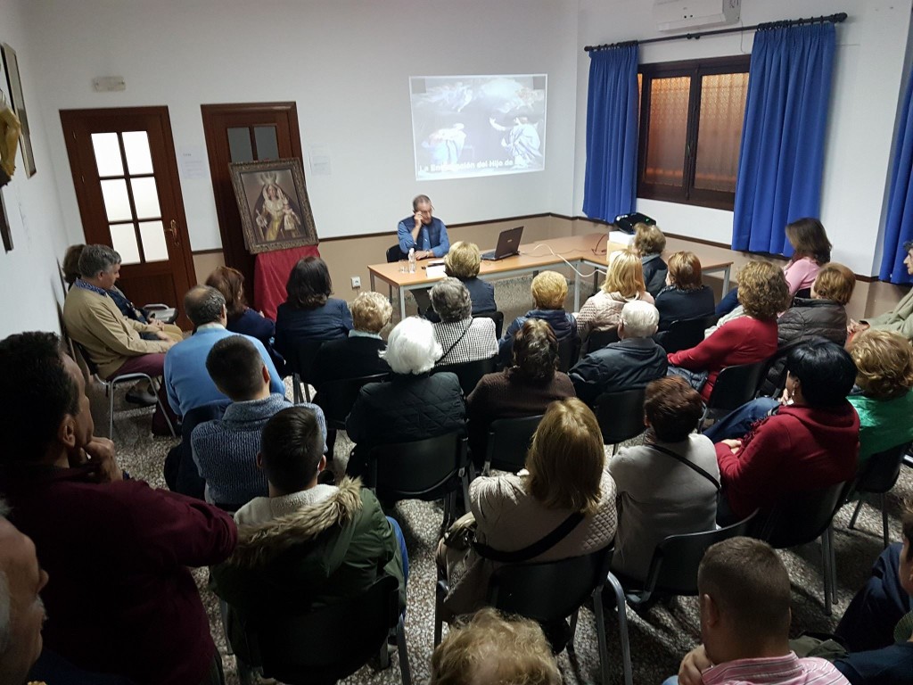 Aspecto del salón parroquial durante la charla 'Los caminos de la Virgen'