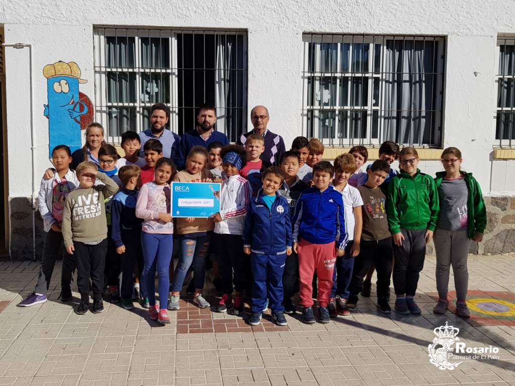El colegio SAFA - ICET recibe la beca 'Rosario, Patrona de El Palo'