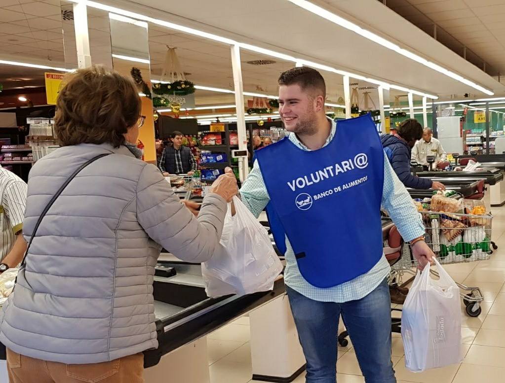 Uno de los voluntarios de nuestra Hermandad recibe una donación