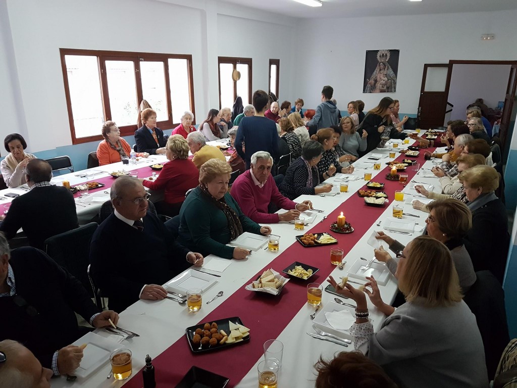 Aspecto del salón parroquial durante el almuerzo de Adviento