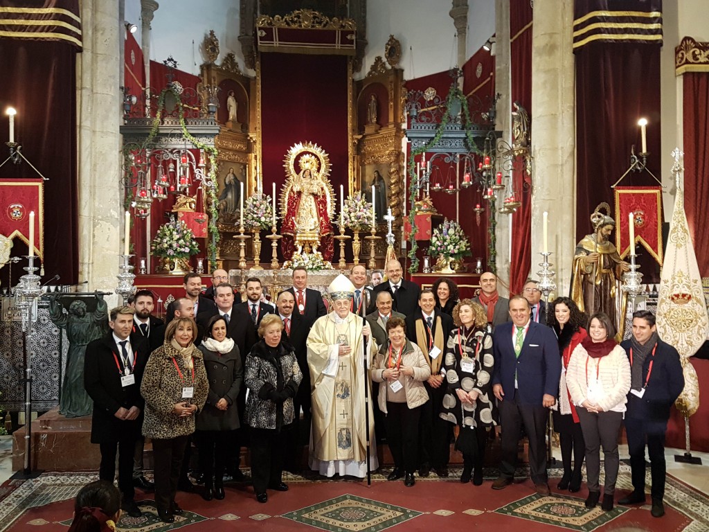 Hermanos Mayores asistentes al encuentro junto al Cardenal Amigo Vallejo