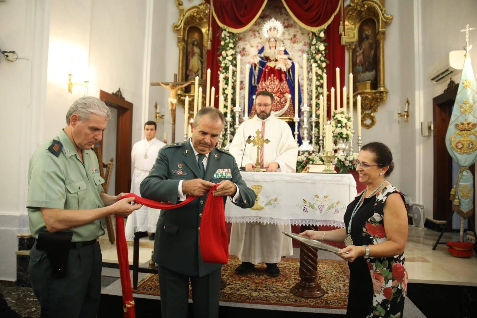 Nuestra Señora del Rosario recibió la faja de General de la Guardia Civil