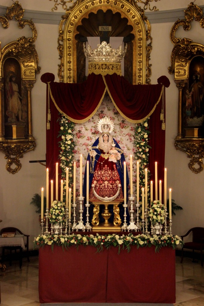 Ntra. Sra. del Rosario, Patrona de El Palo en su altar de cultos.