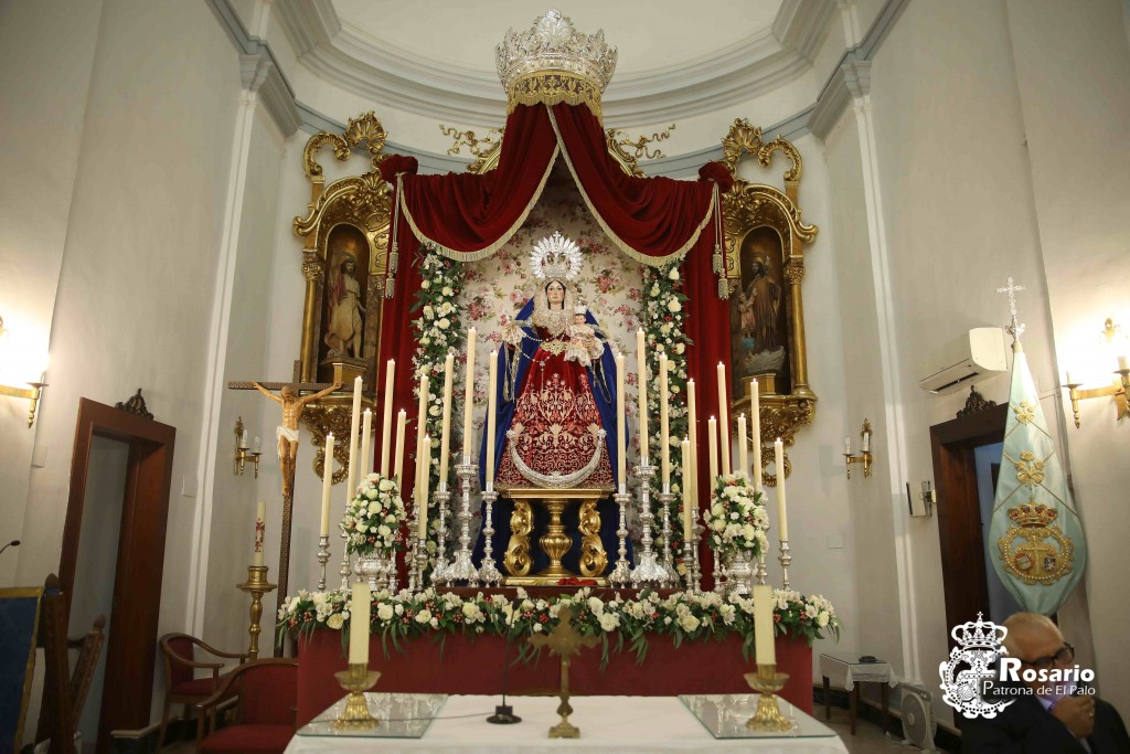 Nuestra Señora del Rosario, Patrona y Protectora de El Palo presidiendo su Altar de cultos.