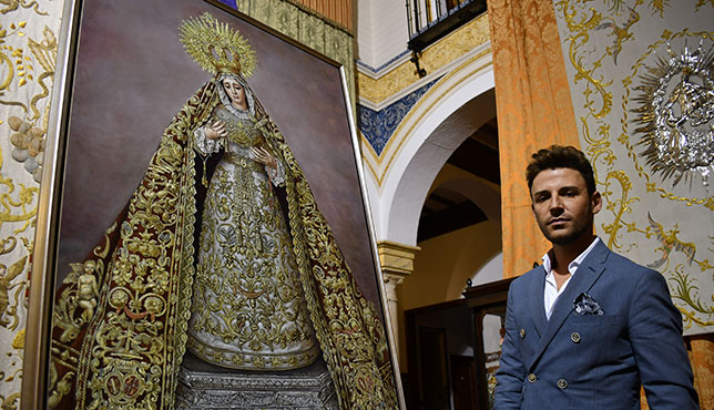 D. Jonathan Sánchez Aguilera ante su pintura de Ntra. Sra. de la Victoria Coronada (Cigarreras, Sevilla).