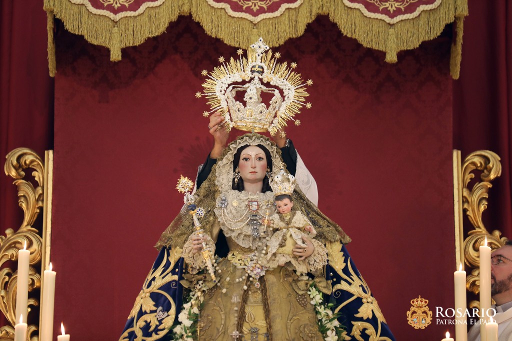 Nuestra Señora del Rosario en el momento de la imposición de su nueva corona.Nuestra Señora del Rosario en el momento de la imposición de su nueva corona.