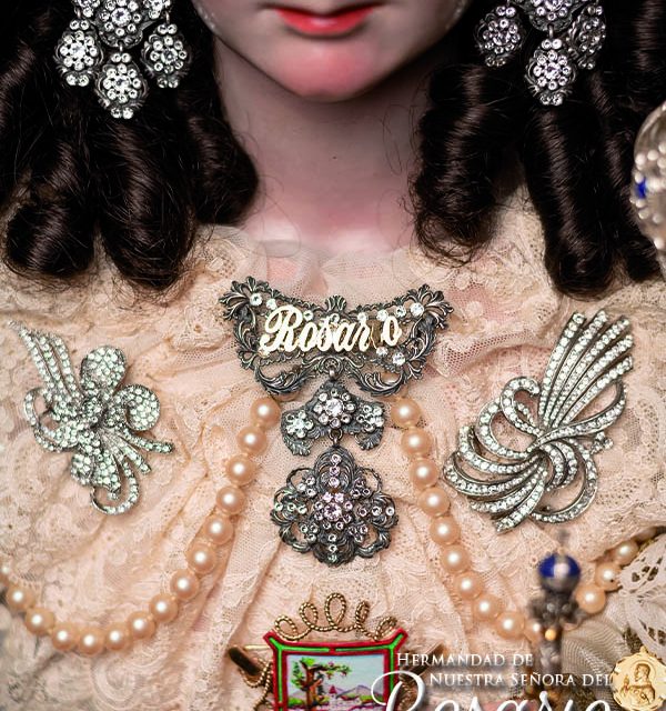 Nuestra Señora del Rosario ataviada para la fiesta de la Presentación de Jesús en el Templo
